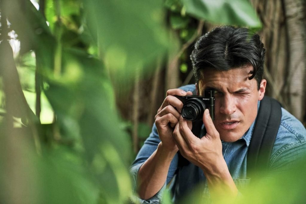 Sony RX100 VI | Advanced Premium Compact Camera (1.0-Type Sensor, 24-200 mm F2.8-4.5 Zeiss Lens, 4K Movie Recording and Flip Screen)