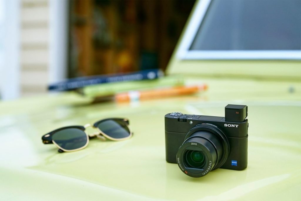 Sony RX100 IV | Advanced Premium Compact Camera (1.0-Type Sensor, 24-70 mm F1.8-2.8 Zeiss Lens, 4K Movie Recording and Flip Screen)