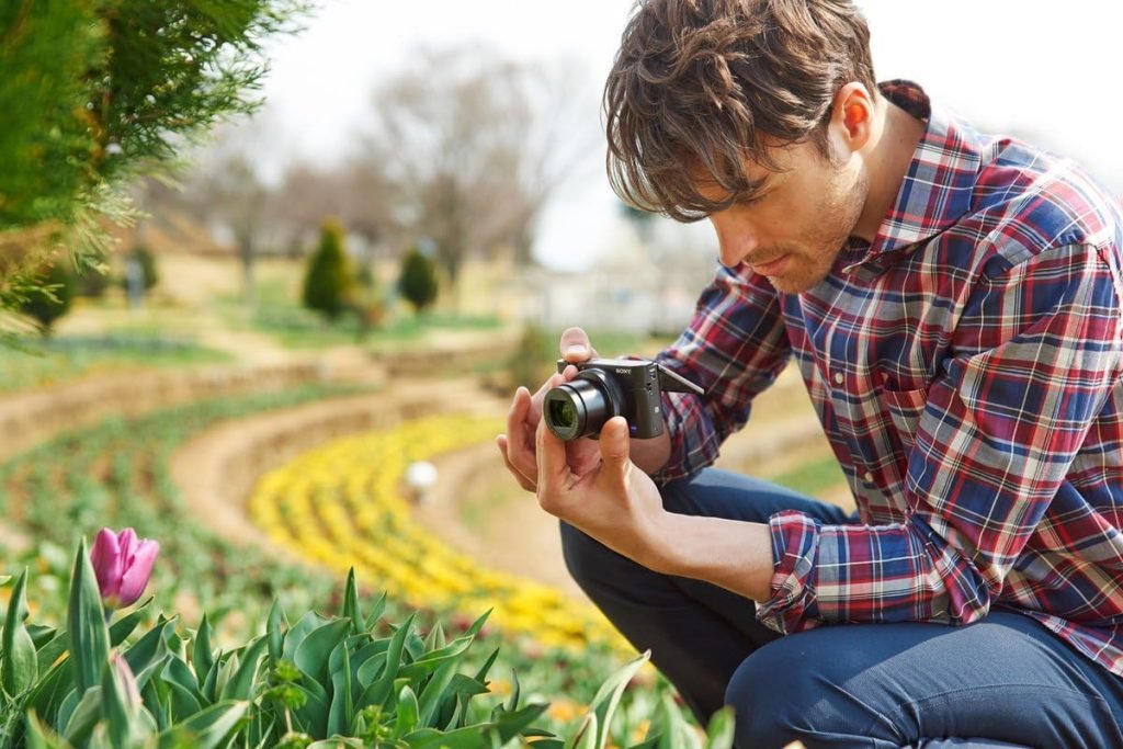 Sony RX100 IV | Advanced Premium Compact Camera (1.0-Type Sensor, 24-70 mm F1.8-2.8 Zeiss Lens, 4K Movie Recording and Flip Screen)