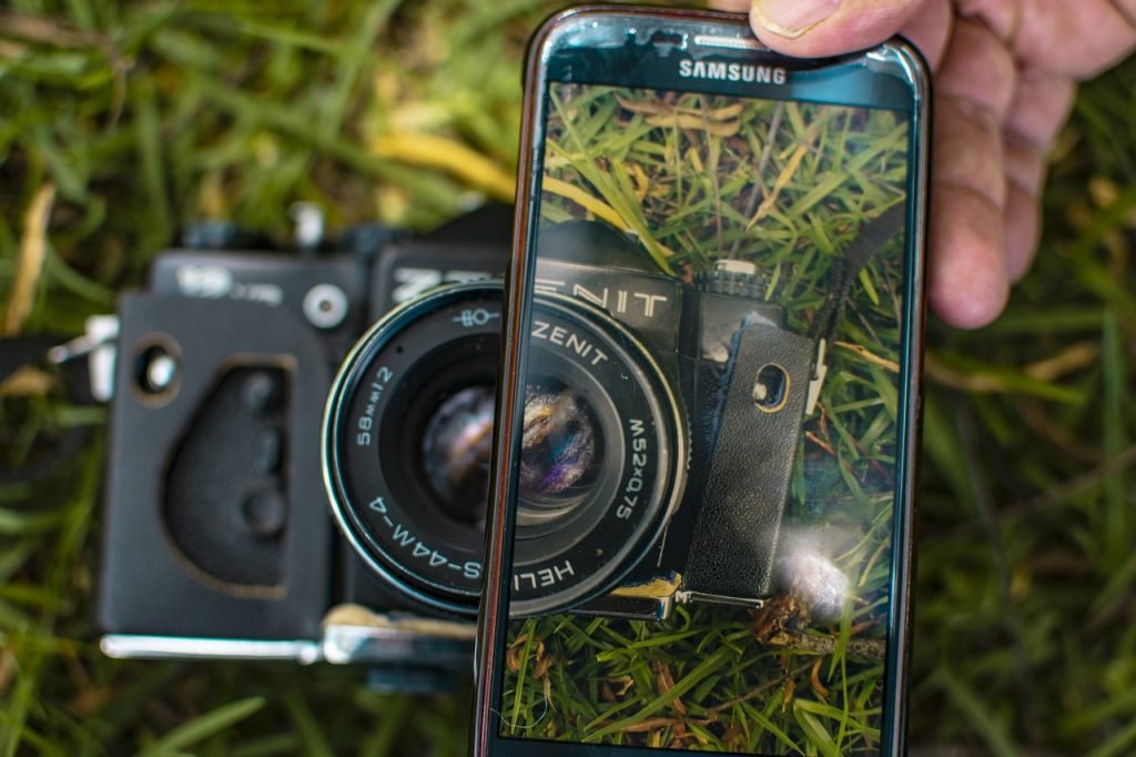 What Is The Difference Between Mobile And Digital Photography?